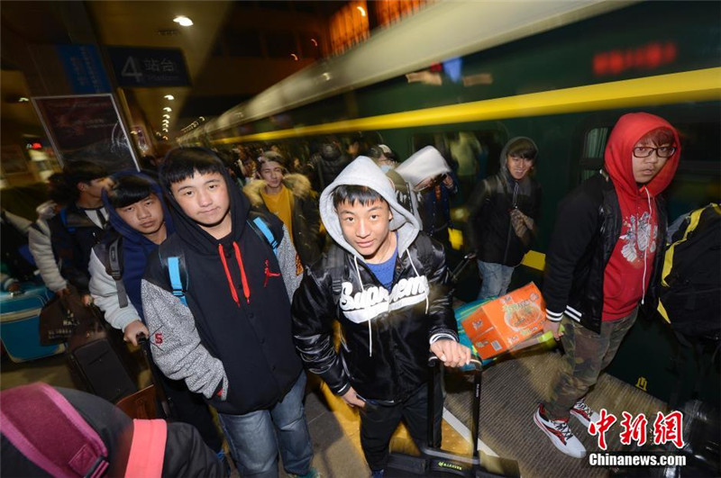 2月3日凌晨，山西太原火车站，山西大学附属中学西藏班的131名藏族学生身着时尚新潮服装，搭乘直通拉萨的Z21次过路列车返乡过寒假，他们向太原铁路职工献上洁白的哈达表示感谢。