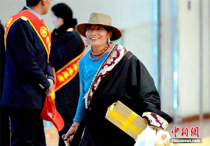 2月4日，身着民族服装的藏族妇女走向火车。李林 摄