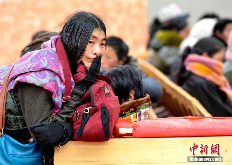 2月4日，身着民族服装的藏族妇女在拉萨火车站候车厅等候。李林 摄