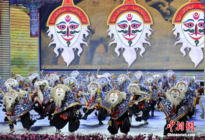 2月7日晚，拉萨市2015年春节藏历木羊新年电视联欢会录制完成，老艺术家、非物质文化遗产、农牧民，孩童等共聚一堂。