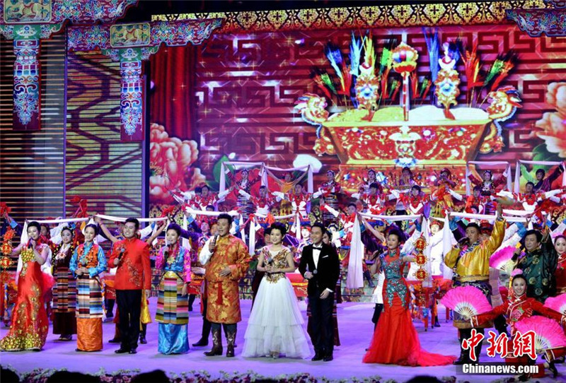 2月7日晚，拉萨市2015年春节藏历木羊新年电视联欢会录制完成，老艺术家、非物质文化遗产、农牧民，孩童等共聚一堂。