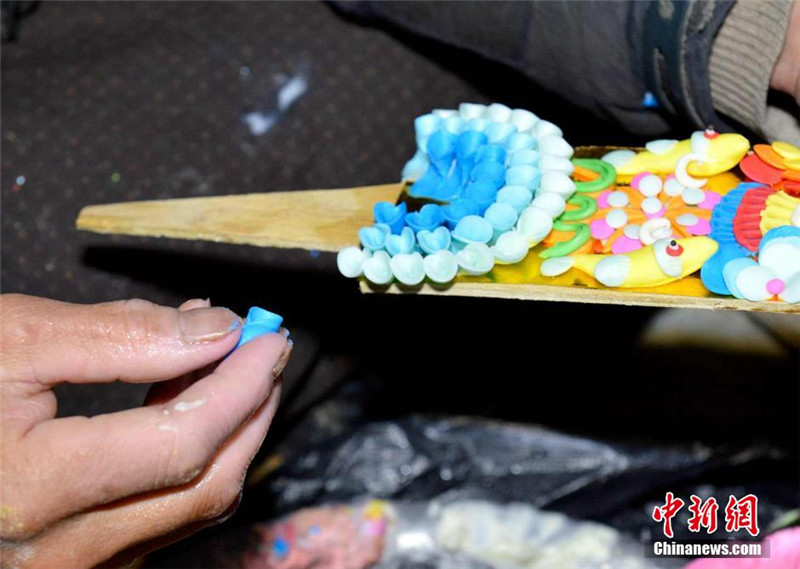 2月7日，艺人正在捏制酥油花。李林 摄