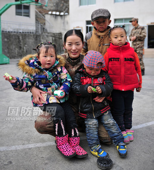 马艳娟和藏区官兵的孩子在一起。李伟明摄