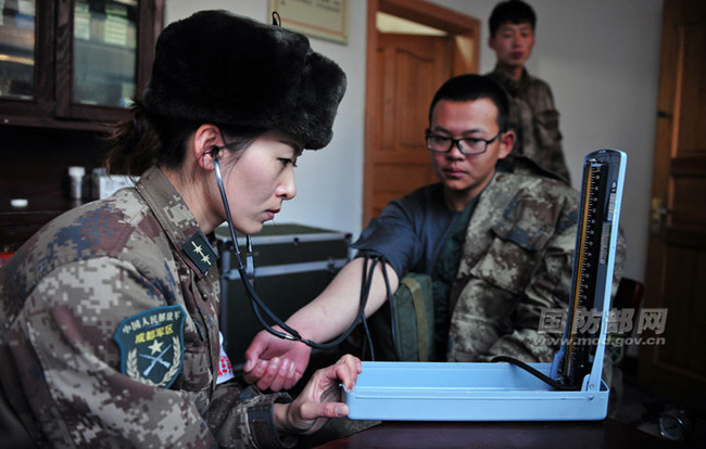 在某雷达站，马艳娟为战士测量血压。李伟明摄