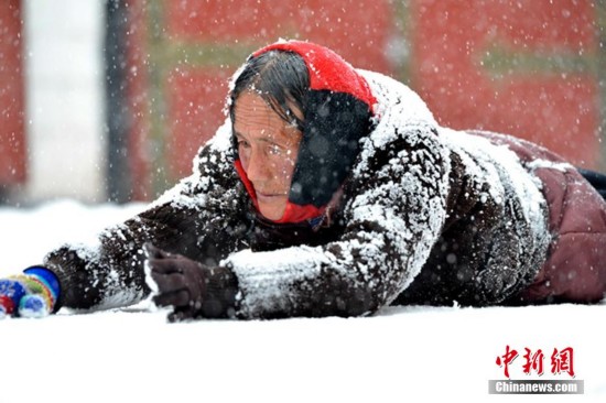 2月13日，圣城拉萨迎来了立春以后的首场瑞雪。据西藏自治区气象台介绍，截至上午10时，拉萨市降雪量达17.3毫米，积雪超过13厘米。与历史同期相比，拉萨此次降雪量刷新了历史极值。与历史冬季日降雪量对比，此次降雪量刷新了有气象记录以来的历史最高值。但这并没有阻挡朝拜的人前来朝拜。佛经中讲，“礼佛一拜，罪灭恒沙。”西藏人这样五体投地的拜佛方法，是来源于佛经。李林 摄
