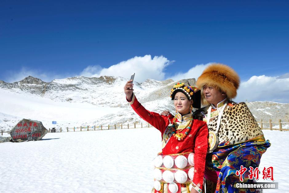 藏族新人冰山之巅拍婚纱