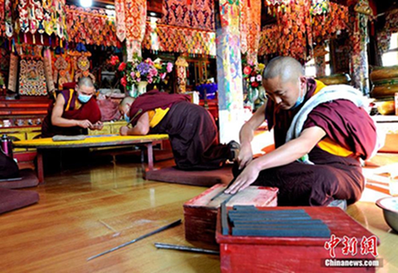 2月22日，公德林寺僧人们正在绘制坛城。李林 摄