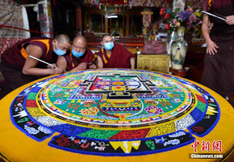 2月25日，公德林寺僧人正在绘制坛城。 中新社发 李林 摄