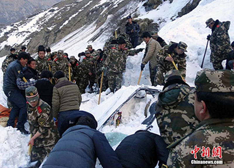 2月24日17时40分许，西藏自治区日喀则市吉隆县扎噶寺2公里处发生大面积雪崩，致使正在吉热公路上行驶的4台车辆共计17名群众被困，多名被掩埋，生命危在旦夕，形势十分严峻危急。驻吉隆县武警西藏公安边防总队机动支队官兵第一时间响应地方党委政府救灾要求，迅速启动应急抢险救灾预案，集结50名警力紧急赶赴40公里外的受灾现场。图片来源：中新网/郑永波