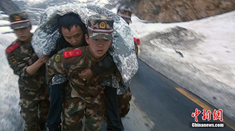 驻吉隆县武警西藏公安边防总队机动支队官兵到达现场后，立即投入到救灾之中，全力搜寻生命迹象，挖出被积雪掩埋的车辆，清除路面积雪和障碍，至25日凌晨1时，经边防官兵、驻地群众连续4个多小时的奋战，成功解救出被困群众16名（1名群众送医抢救途中死亡），1名群众失踪，下落不明。