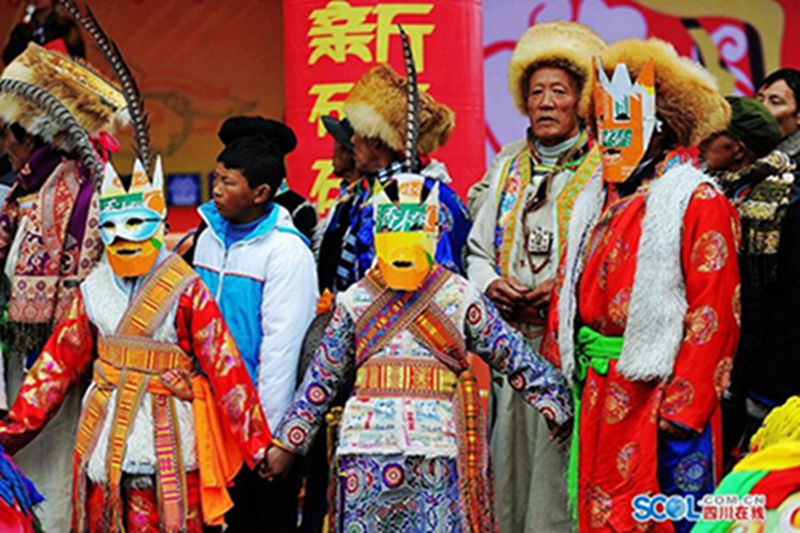 藏族群众进行舞龙表演。