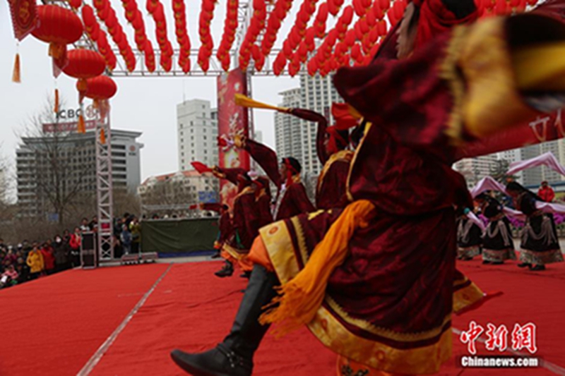 农历乙未羊年巧遇藏历木羊年，2月27日，农历正月初九，来自玉树藏族自治州文化馆和康朵民间歌舞团的舞者，为西宁市民带来了一场原生态的藏族歌舞演出。演出现场，玉树藏族舞者带来的《草原情》、《舞动高原》、《飘飞的彩袖》等热情奔放的舞蹈，让现场观众着实领略了一把原生态藏族艺术的独特魅力。 中新社 张添福 摄