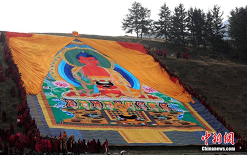“世界藏学府”拉卜楞寺晒佛 引数万民众瞻仰
