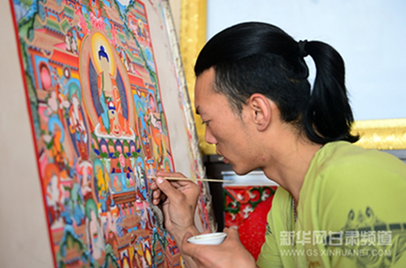 3月3日，在夏河县一家唐卡文化传播公司，唐卡画师桑吉扎西在创作唐卡。近年来，甘肃甘南藏族自治州夏河县通过政府支持和引导，使“甘南藏族唐卡”的生产和经营快速发展。截至目前，夏河县拥有各类唐卡公司9家，唐卡艺术带头人20人，唐卡画师200多人，从业人数近600人，年生产唐卡作品1000余幅。唐卡是藏族文化中一种特色绘画艺术形式，内容以表现藏传佛教为主，题材涉及历史、文化、医学等诸多领域。以夏河唐卡为代表的“甘南藏族唐卡”是国家级非物质文化遗产。新华社记者 范培珅 摄