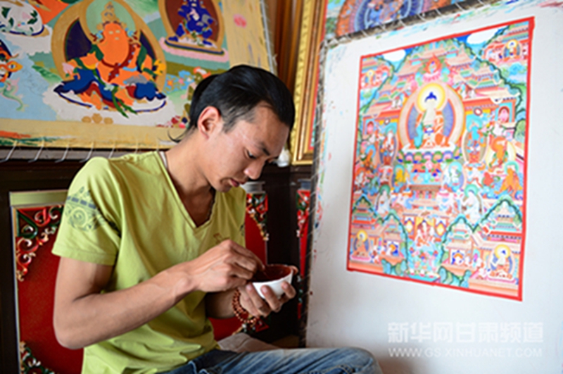3月3日，在夏河县一家唐卡文化传播公司，唐卡画师桑吉扎西在创作唐卡。近年来，甘肃甘南藏族自治州夏河县通过政府支持和引导，使“甘南藏族唐卡”的生产和经营快速发展。截至目前，夏河县拥有各类唐卡公司9家，唐卡艺术带头人20人，唐卡画师200多人，从业人数近600人，年生产唐卡作品1000余幅。唐卡是藏族文化中一种特色绘画艺术形式，内容以表现藏传佛教为主，题材涉及历史、文化、医学等诸多领域。以夏河唐卡为代表的“甘南藏族唐卡”是国家级非物质文化遗产。新华社记者 范培珅 摄