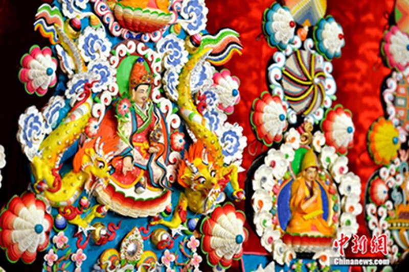 　3月5日分别是农历和藏历新年的十五日。当日，经过7天精心制作的5座酥油花亮相拉萨大昭寺千佛廊内，举行传统“觉阿却巴”，即“十五祭祀”。大昭寺展出的5座酥油花中，其中3座上分别塑了藏王松赞干布、藏传佛教格鲁派创始人宗喀巴大师及其两位高徒，另外两座酥油花则塑有吉祥八宝、花卉树木等图案，具有很高的艺术水平。李林 摄