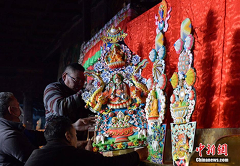 　3月5日分别是农历和藏历新年的十五日。当日，经过7天精心制作的5座酥油花亮相拉萨大昭寺千佛廊内，举行传统“觉阿却巴”，即“十五祭祀”。大昭寺展出的5座酥油花中，其中3座上分别塑了藏王松赞干布、藏传佛教格鲁派创始人宗喀巴大师及其两位高徒，另外两座酥油花则塑有吉祥八宝、花卉树木等图案，具有很高的艺术水平。李林 摄