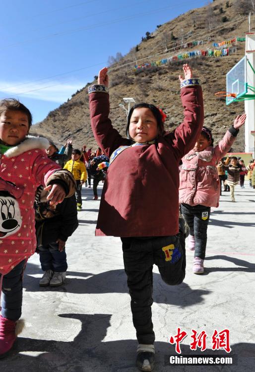 四川省阿坝州壤塘县茸木达乡中心学校藏汉双语小学师生们的生活。