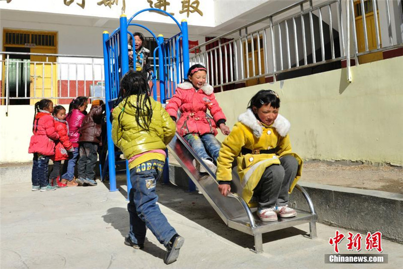 四川省阿坝州壤塘县茸木达乡中心学校藏汉双语小学师生们的生活。