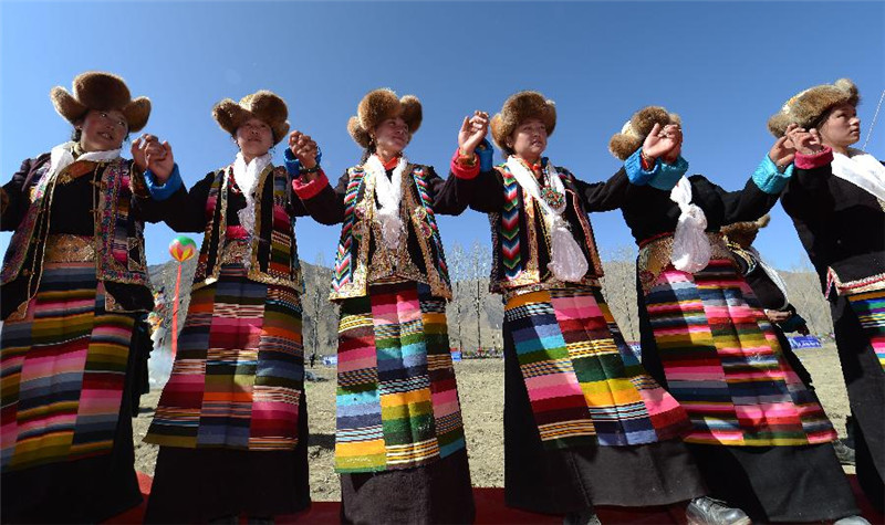 3月16日，农民在西藏山南地区泽当镇门中岗举行春耕仪式，祈愿丰收。