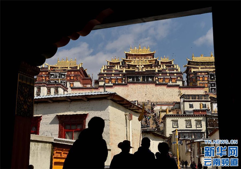 云南最大的藏传佛教寺院成为旅游新热点