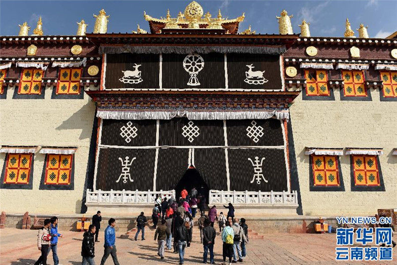 3月14日，游客在云南香格里拉县的噶丹松赞林寺参观。