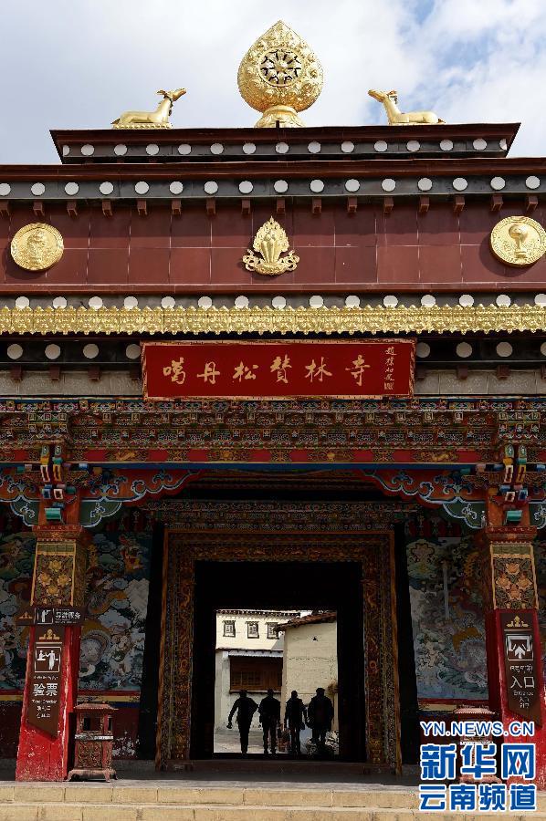 3月14日，游客在云南香格里拉县的噶丹松赞林寺参观。