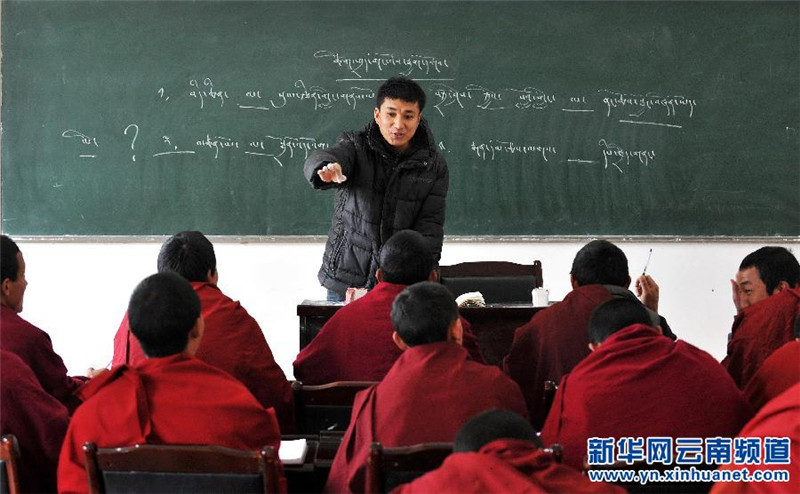 这是藏族教师边巴扎西为学僧们上藏文课（2012年3月16日摄）。