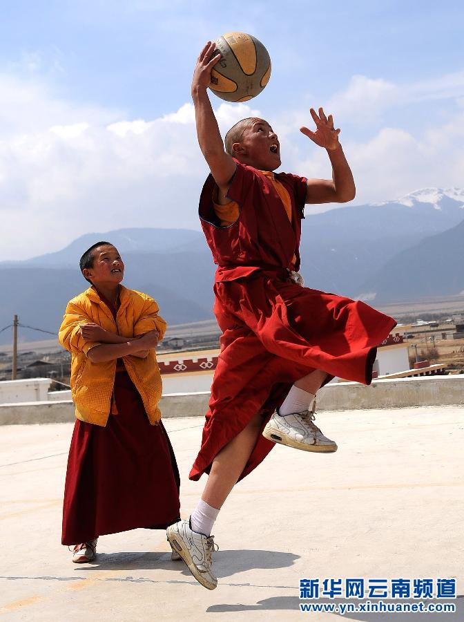 这是学僧格温恩珠（右）和伙伴儿在打篮球（2010年3月15日摄）。