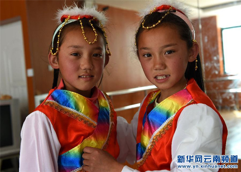 这是双胞胎姐妹此里卓玛和此里央宗在舞蹈教室里跳民族舞蹈（3月17日摄）。