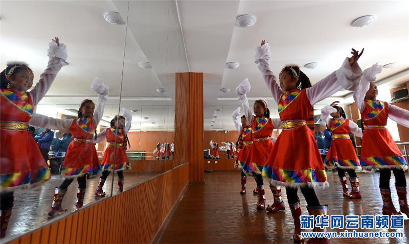 这是双胞胎姐妹此里卓玛（左）和此里央宗在舞蹈教室里（3月17日摄）。