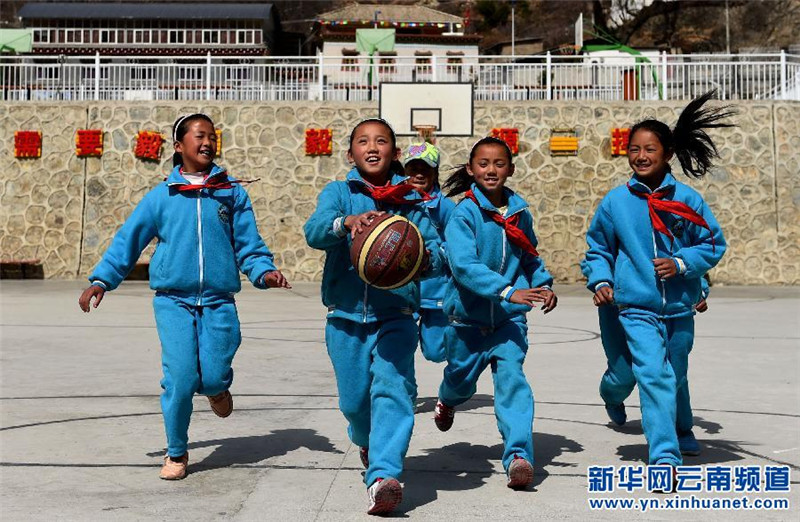 这是双胞胎姐妹此里卓玛（左二）、此里央宗（右二）和同学们打篮球（3月17日摄）。