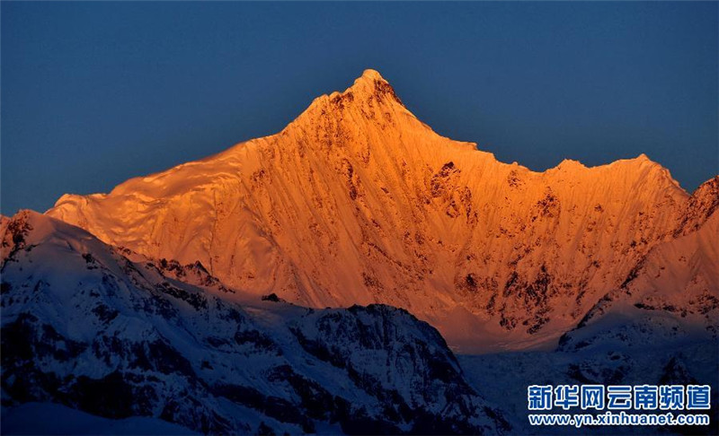 这是云南省迪庆藏族自治州德钦县梅里雪山的“日照金山”景观（2014年3月15日摄）。