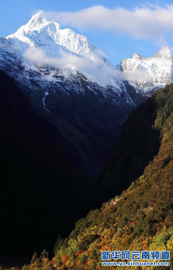 这是云南省迪庆藏族自治州德钦县雨崩景区的风景，远处是壮观的梅里雪山（2009年10月25日摄）。