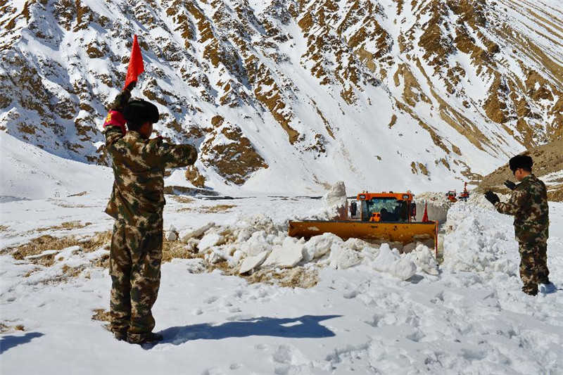 3月20日，武警官兵驾驶大型工程车在进行铲雪作业。