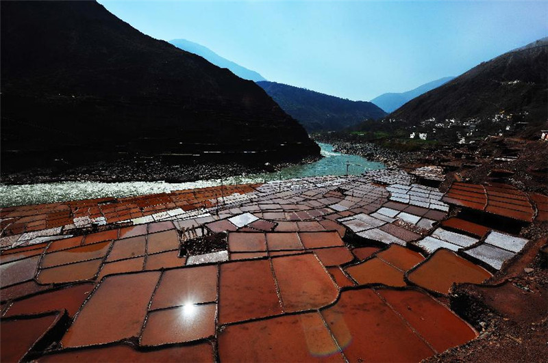 位于西藏昌都市芒康县境内的盐井古盐田（3月21日摄）。
