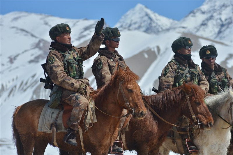 3月22日，驻守在喜马拉雅山腹地的西藏阿里军分区普兰边防连巡逻分队官兵乘马踏雪对海拔5218米的丁喀山口实施边防巡逻。