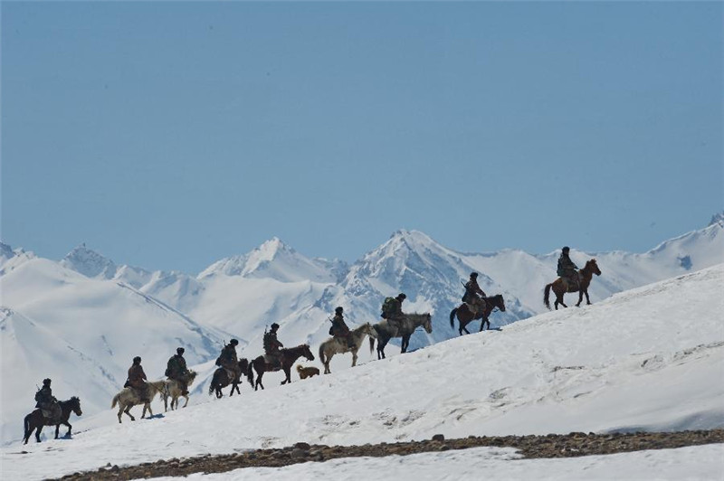 3月22日，驻守在喜马拉雅山腹地的西藏阿里军分区普兰边防连巡逻分队官兵乘马踏雪对海拔5218米的丁喀山口实施边防巡逻。