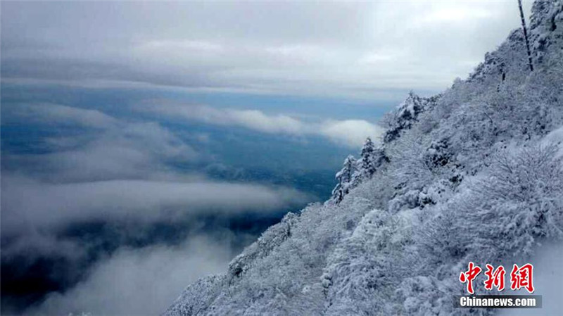 3月24日凌晨开始，四川峨眉山、甘孜州康定等地，迎来去冬今春以来最大的一场降雪。