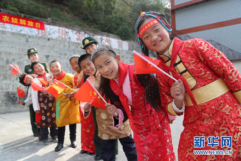 官兵同小学生一起欢庆“西藏百万农奴解放纪念日”