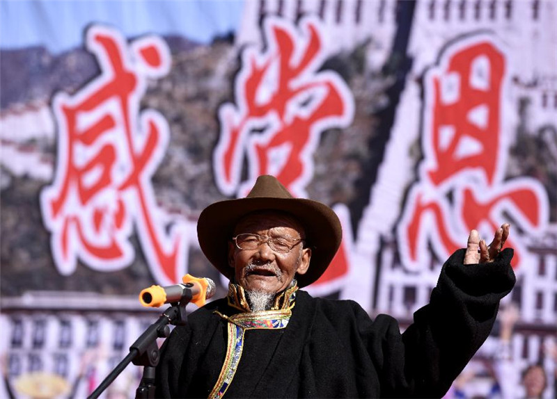 3月26日，西藏堆龙德庆县73岁农民格列曲扎在庆祝活动上向众人讲述旧西藏的苦难。