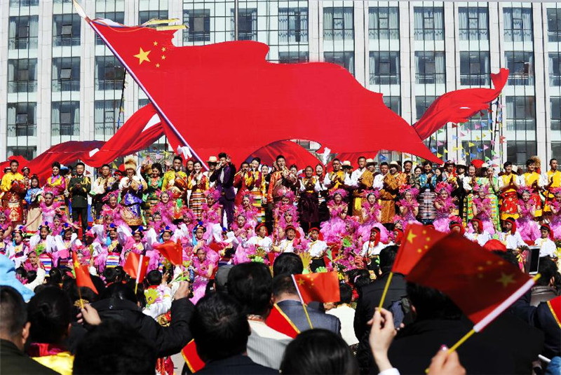 3月26日，西藏群众载歌载舞迎接西藏百万农奴解放纪念日。