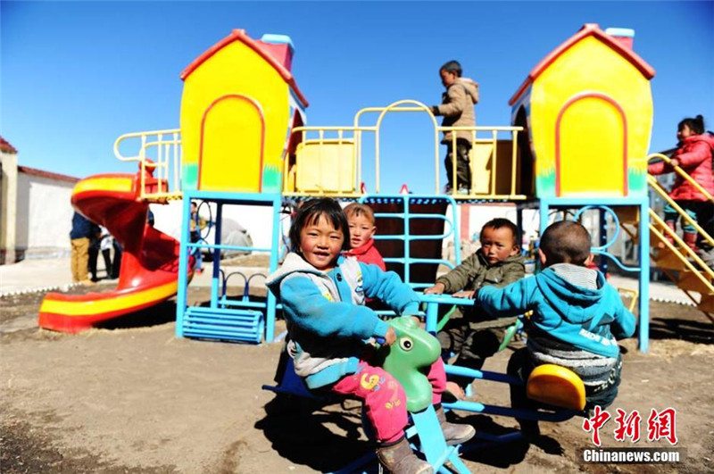 座落在在甘肃藏区甘南夏河阿木去乎镇牧民区的“不收学费”村级幼儿园，是在小学闲置校舍的基础上改建而成的，2012年投入使用。孩子们在这里快乐的接受着启蒙教育。杨艳敏 摄 