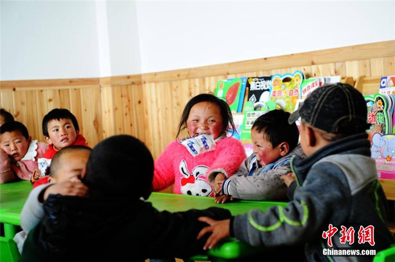 座落在在甘肃藏区甘南夏河阿木去乎镇牧民区的“不收学费”村级幼儿园，是在小学闲置校舍的基础上改建而成的，2012年投入使用。孩子们在这里快乐的接受着启蒙教育。杨艳敏 摄 