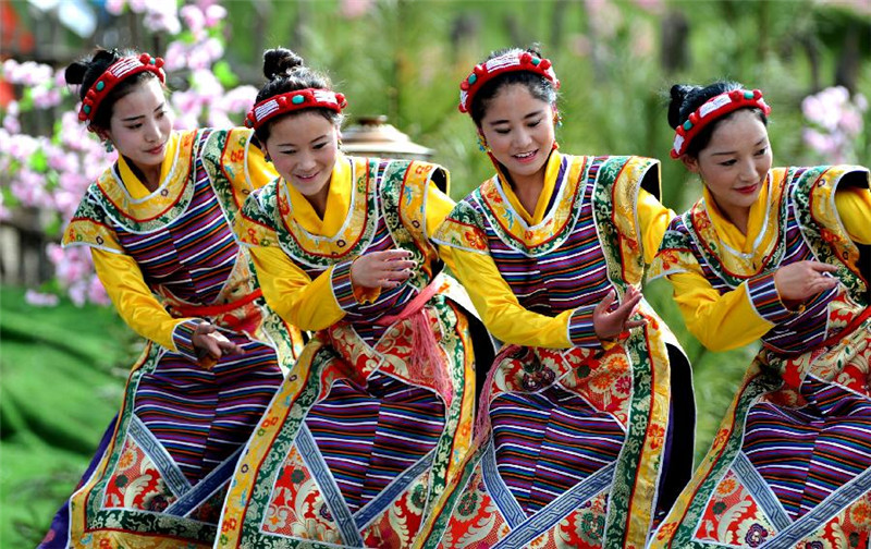 3月30日，林芝姑娘们在桃花节上表演特色歌舞。