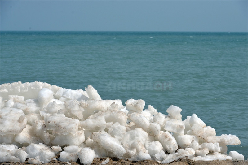 每年春天，青海湖开湖后，大量的冰块在风的作用下，堆积到岸边形成一道奇观。