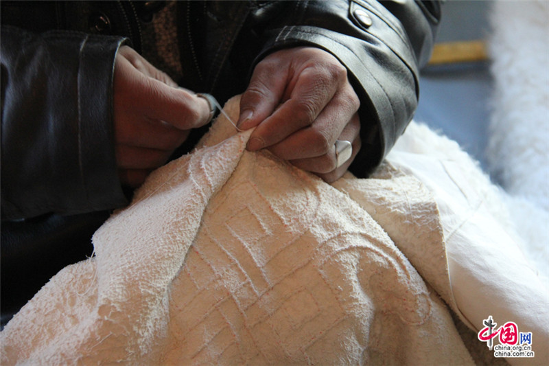 手工艺人在合作社制作羊皮袍。 中国网 蔚力摄