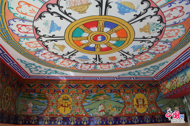 极具民族特色的合作社屋顶，展示了西藏人民的高超绘画技艺。中国网 蔚力摄