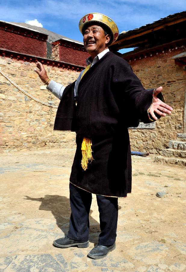 洛桑次仁在太昭古城里，讲到精彩之处跳起舞来（3月24日摄）。