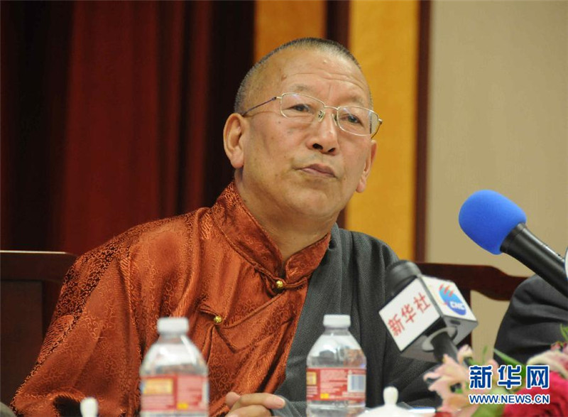 4月8日，在美国旧金山，全国人大西藏代表团在新闻发布会上介绍西藏发展情况。